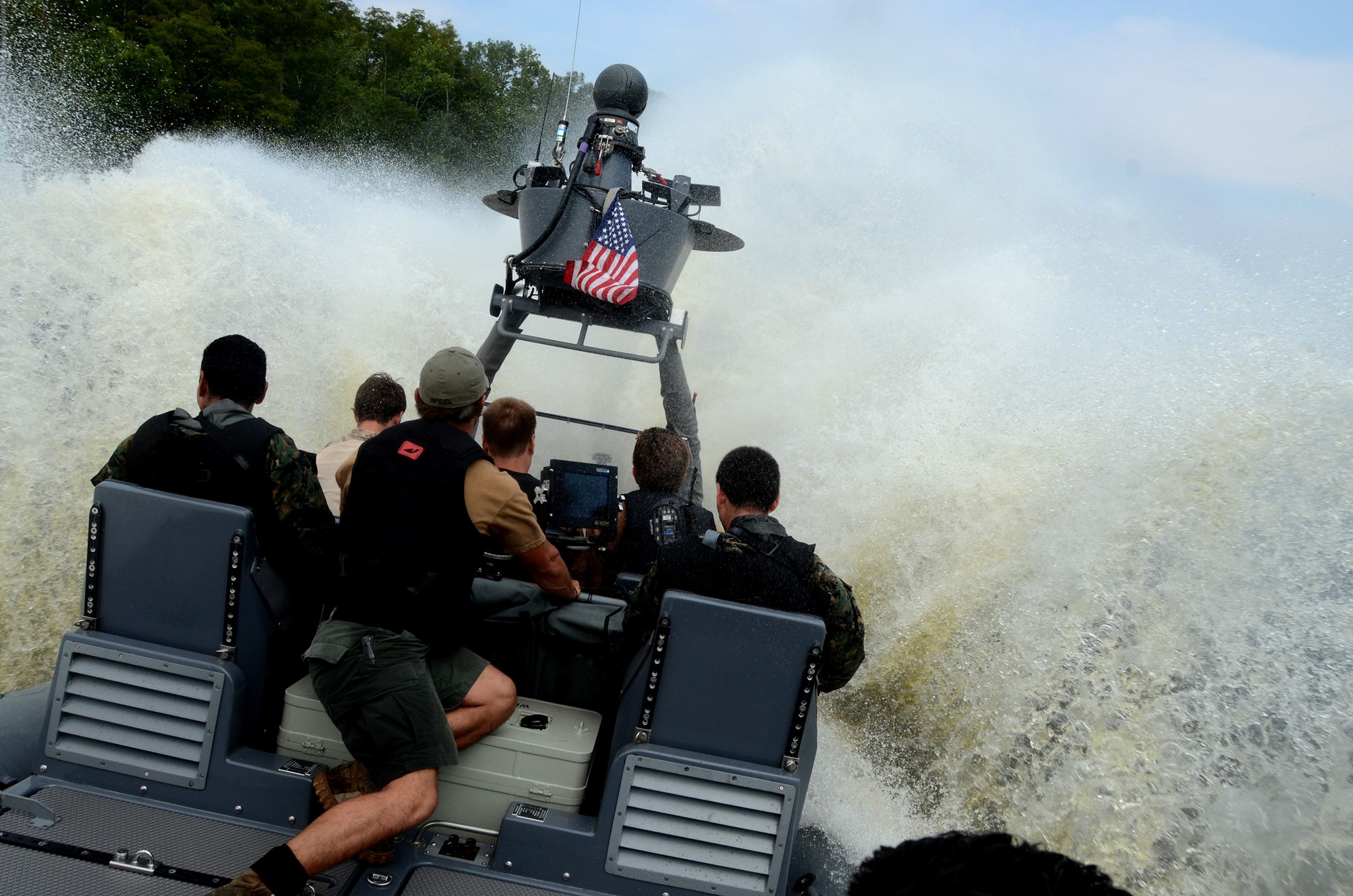 美國海軍11公尺硬底充氣快艇的桅桿頂,配備1具FLIR的相同9吋系列熱影像儀。(圖/USN)