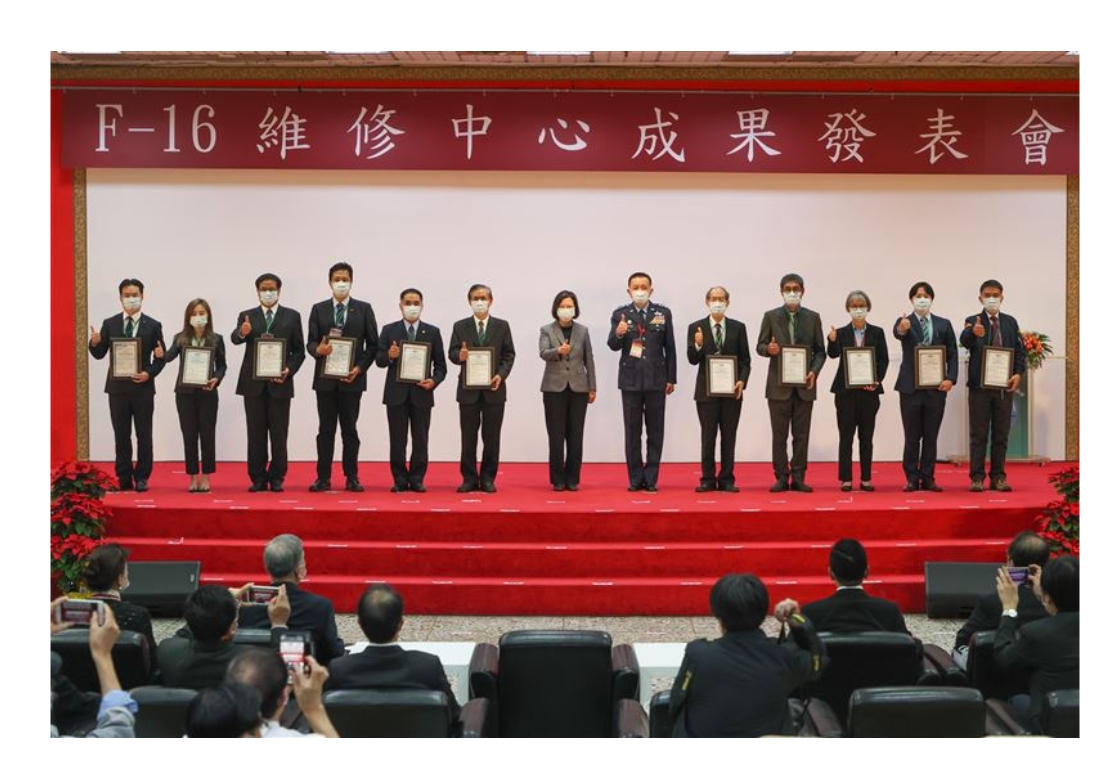 蔡英文總統代表空軍頒發合格證予F-16維修能量合格廠商