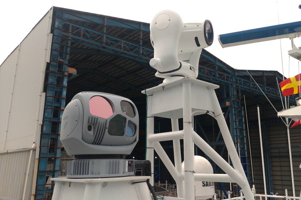 安平艦配置的FLIR SeaFLIR 280-HD紅外線熱像儀(灰色儀器),亦為美軍現役裝備。(科力航太提供)