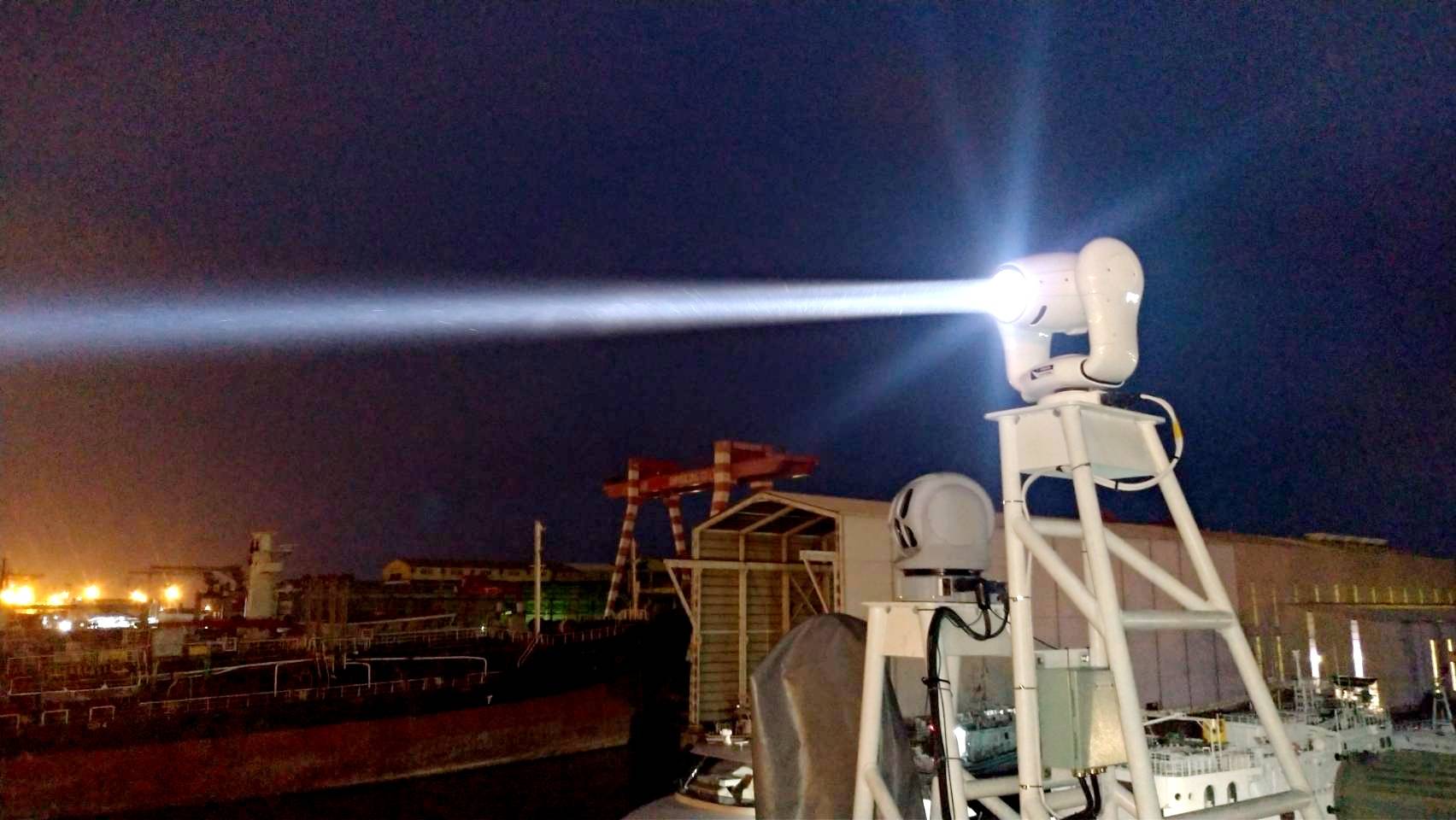 白色裝置為TrakkaBeam TLX-M搜索燈,可與雷達及導航系統構聯整合。(科力航太提供)