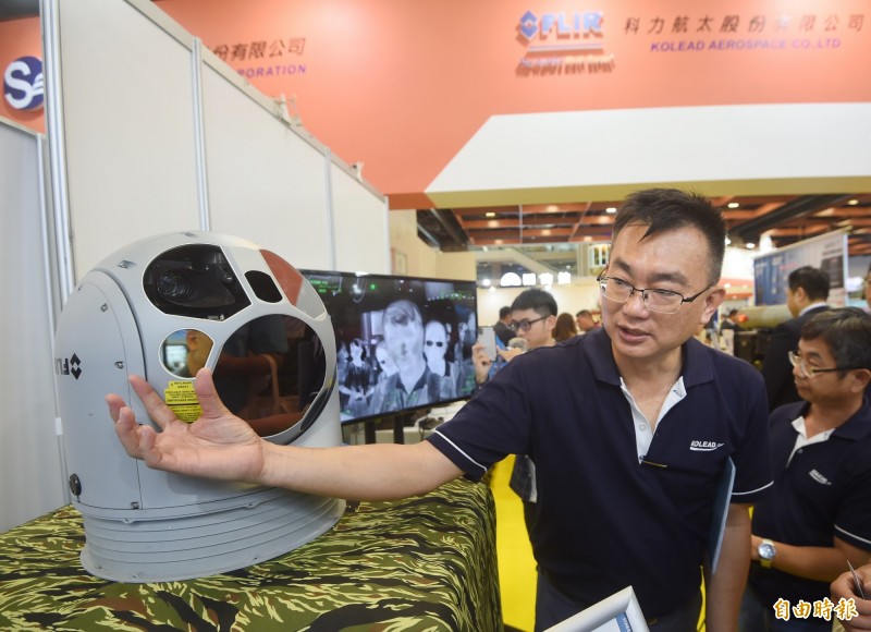 「科力航太」公司今日展示其代理的「Safire 380 HD」空用熱像儀，為美軍現役最高規格的熱像儀。（記者方賓照攝）